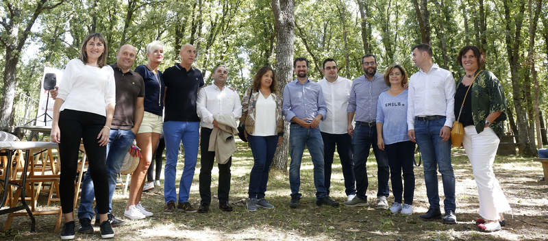 Los miembros del PSOE celebraron ayer su tradicional Fiesta de la Rosa en el Monte San Isidro. FERNANDO OTERO PERANDONES