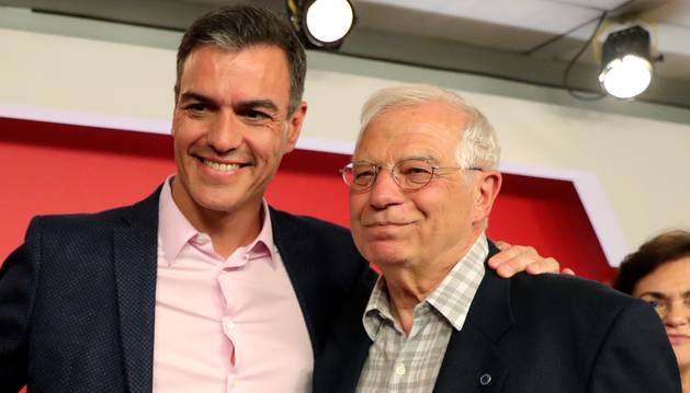 El presidente del Gobierno en funciones, Pedro Sánchez, y el candidato socialista a las elecciones europeas, Josep Borrell.