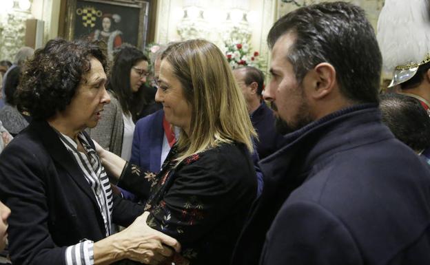Virginia Barcones y Luis Tudanca saludan a la viuda de Rodríguez Bolaños, Irene Santamaría. /G. Villamil